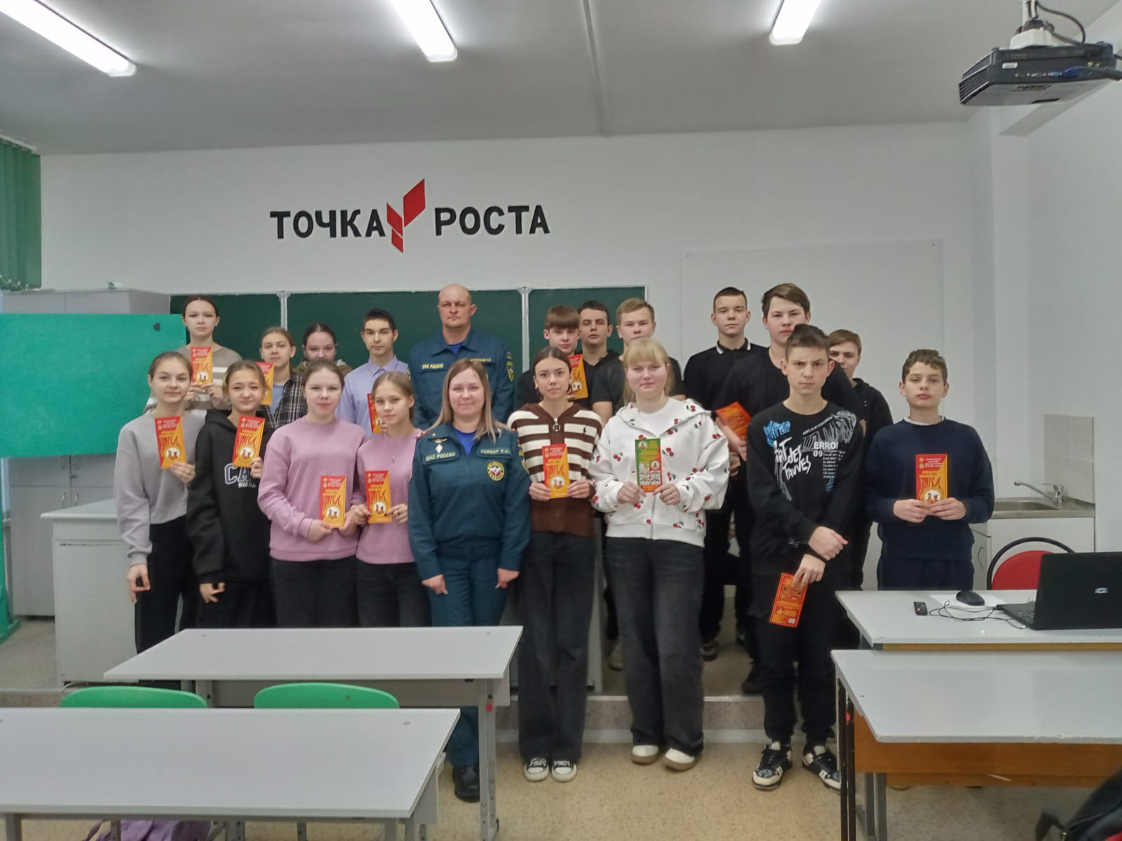 Встреча с пожарными Встреча с пожарными.
