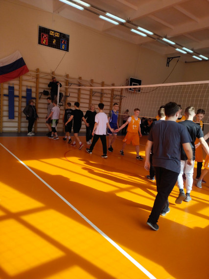 Соревнования по волейболу среди юношей.